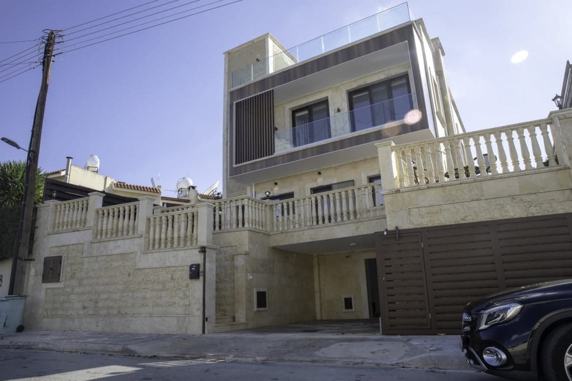 5 BEDROOM LUXURY VILLA IN CHLORAKA