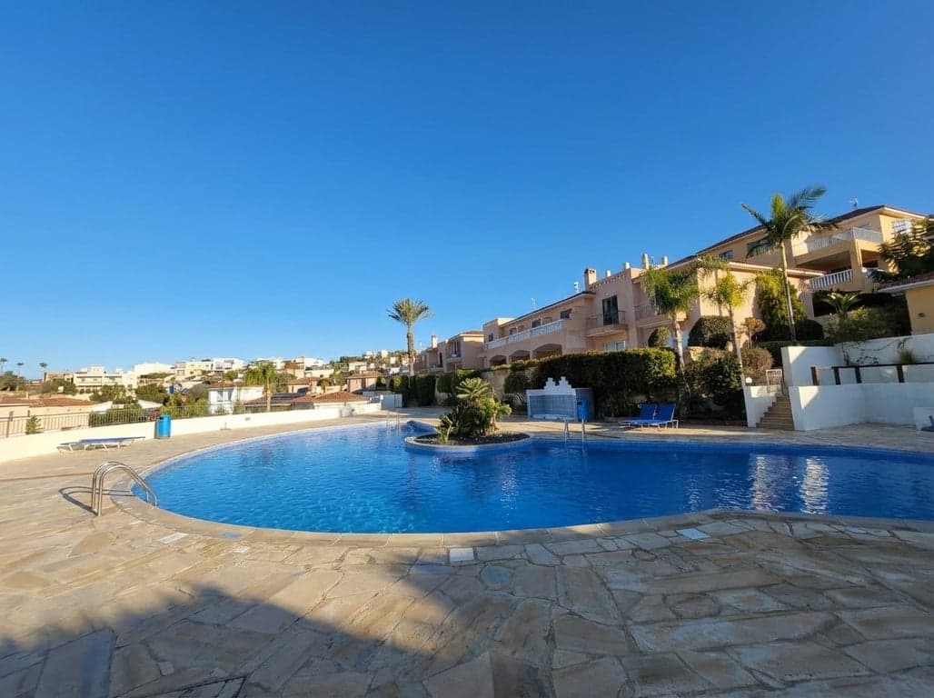 2 Bedroom Townhouse For Rent in Peyia